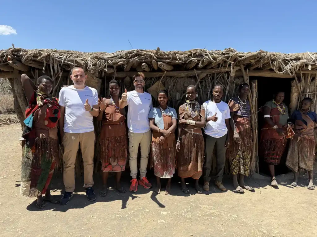 Equipo de Wawazoo con una comunidad local en Tanzania