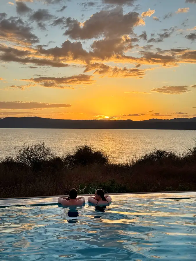 Piscina de un lodge al atardecer después de un día de safari